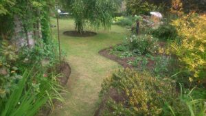 Lawns edges sharpened up at our clients request in Enstone